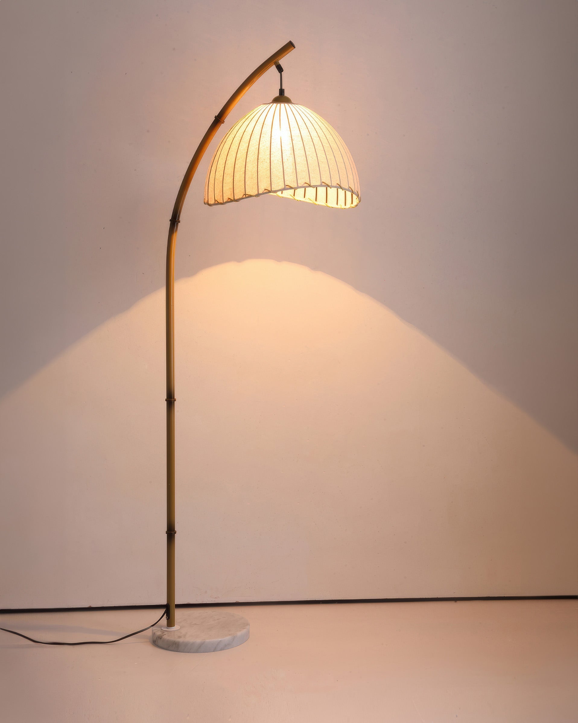 "Elegant Zen-gulvlampe i bambus med myk stoffskjerm, gir beroligende lys og tre lysvalg for enhver atmosfære."