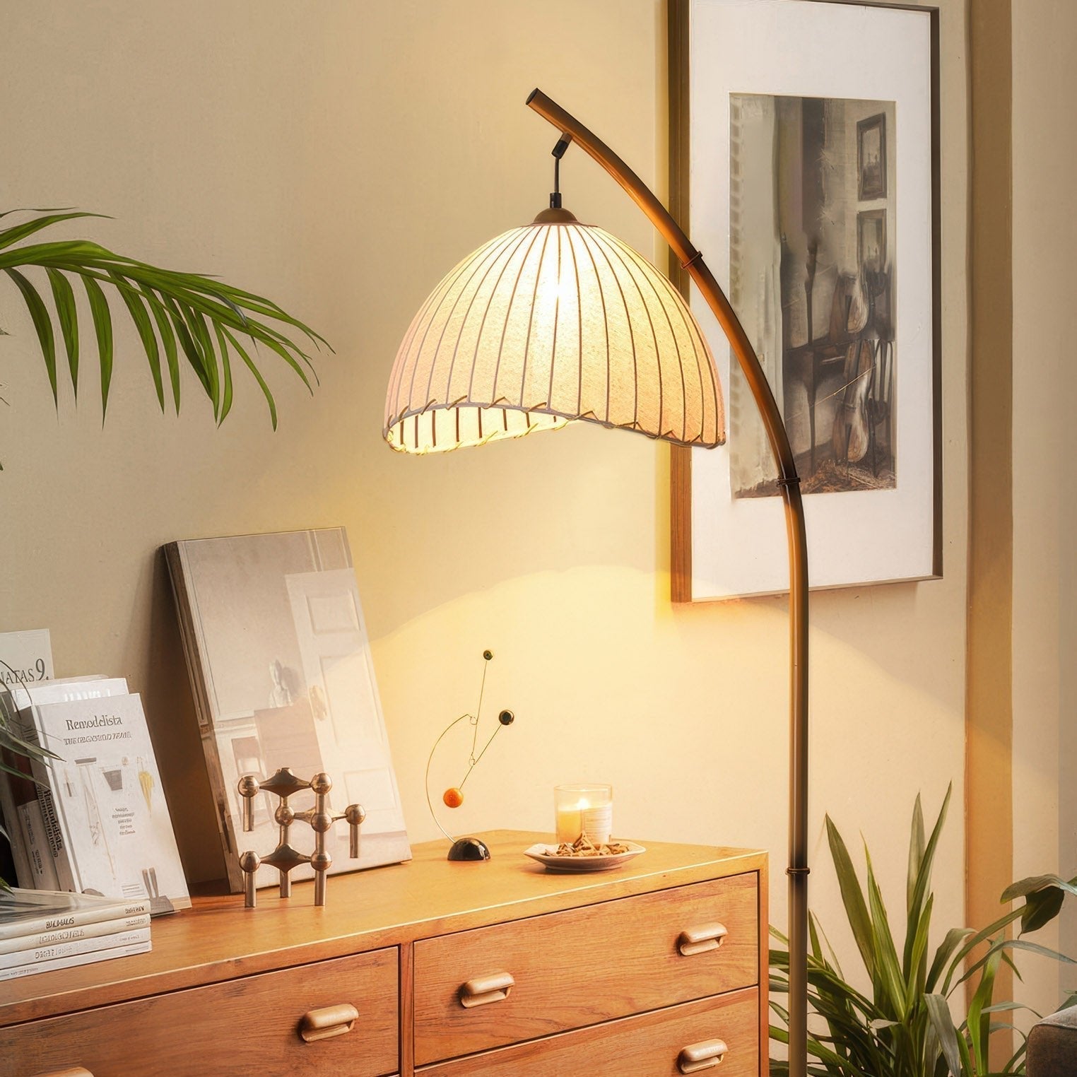 "Elegant Zen-gulvlampe i bambus med myk stoffskjerm, gir beroligende lys og tre lysvalg for enhver atmosfære."