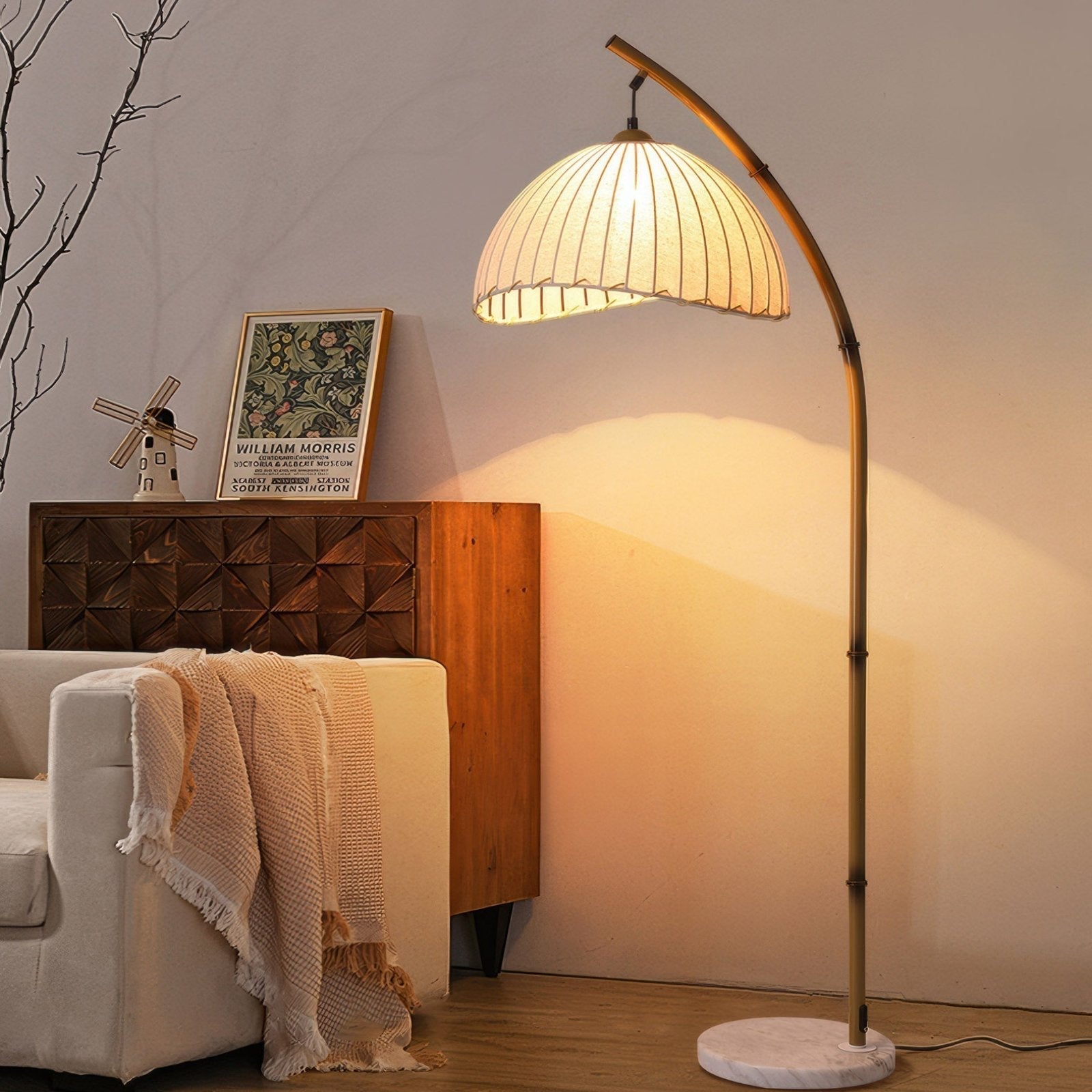 "Elegant Zen-gulvlampe i bambus med myk stoffskjerm, gir beroligende lys og tre lysvalg for enhver atmosfære."