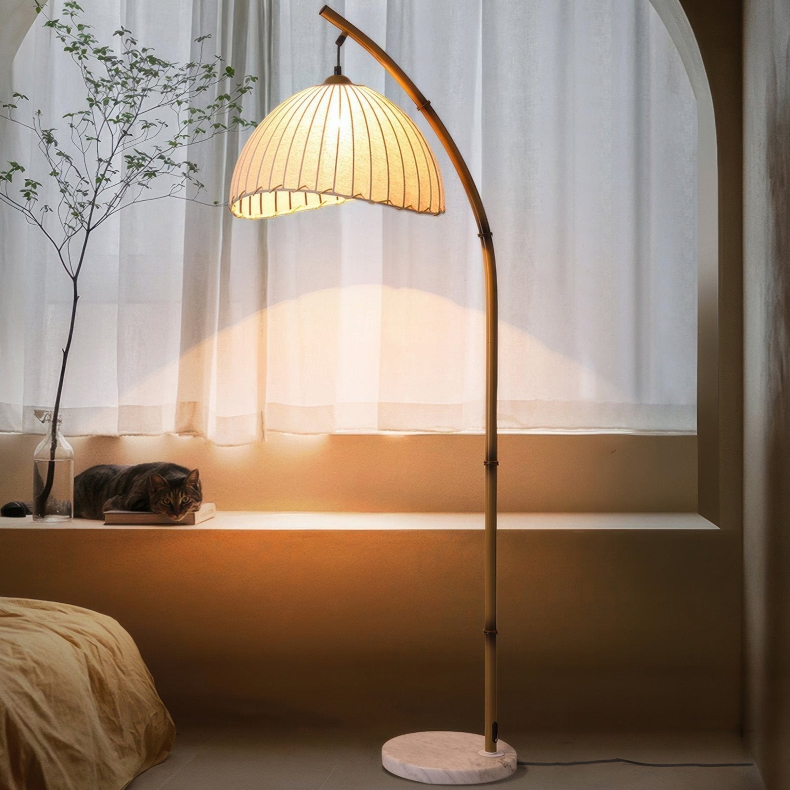 "Elegant Zen-gulvlampe i bambus med myk stoffskjerm, gir beroligende lys og tre lysvalg for enhver atmosfære."