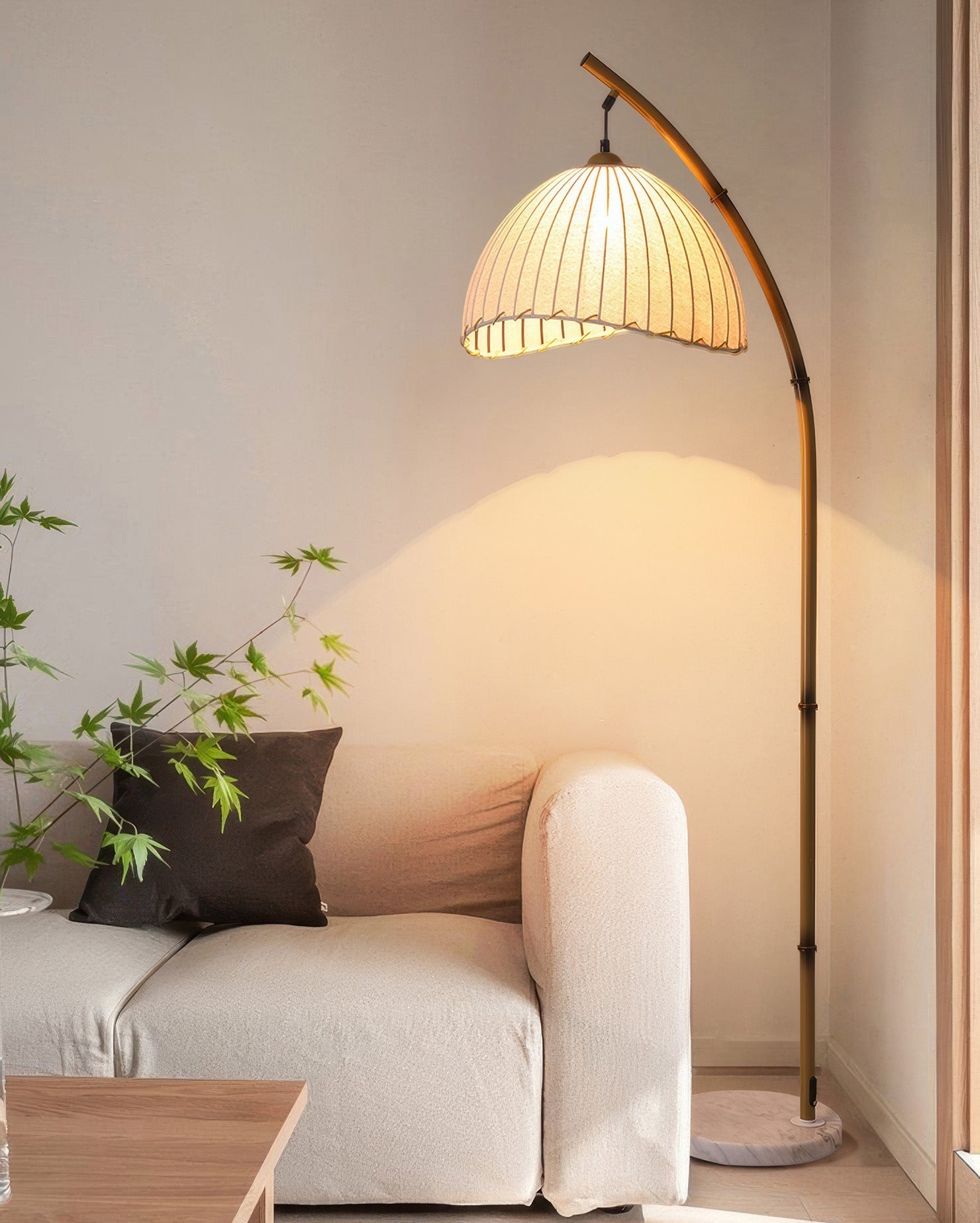 "Elegant Zen-gulvlampe i bambus med myk stoffskjerm, gir beroligende lys og tre lysvalg for enhver atmosfære."