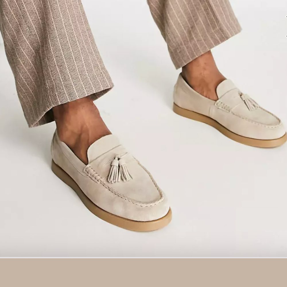 "Elegante beige mokkasiner for menn i skinn, tidløs stil og komfort, perfekt for hverdagsbruk og formelle anledninger."