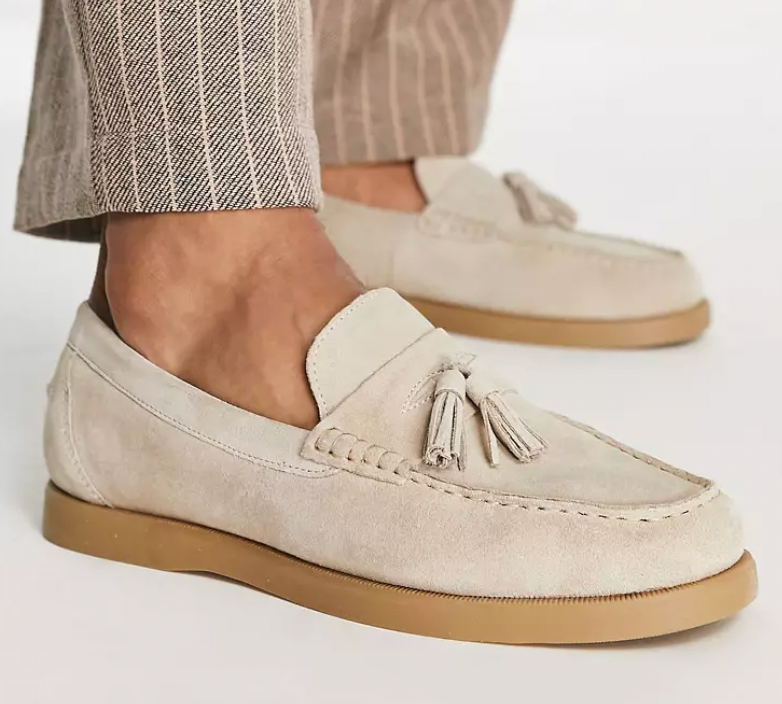 "Elegante beige mokkasiner for menn i skinn, tidløs stil og komfort, perfekt for hverdagsbruk og formelle anledninger."