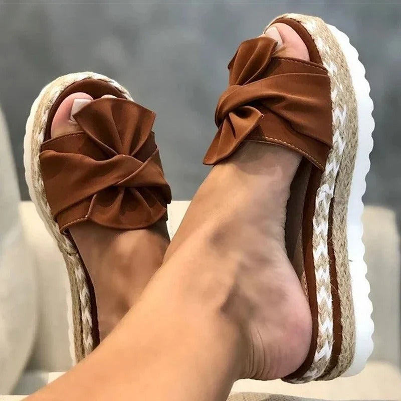 Komfortable slip-on damesandaler med kilehæl og platåsåle for fritid og sommer.