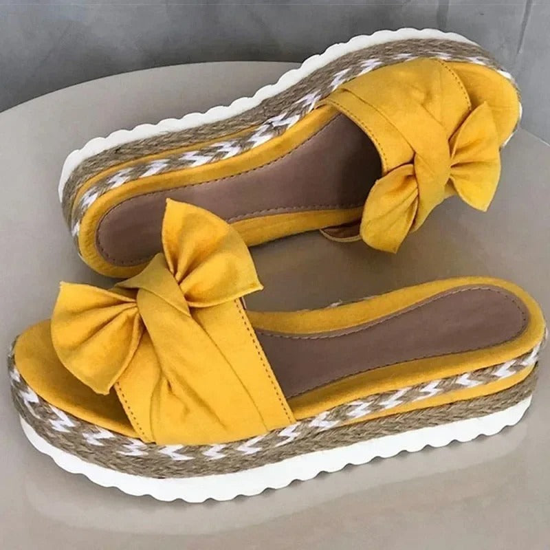 Fargerike platåsandaler med kilehæl, ideelle som komfortable og elegante sommersko.