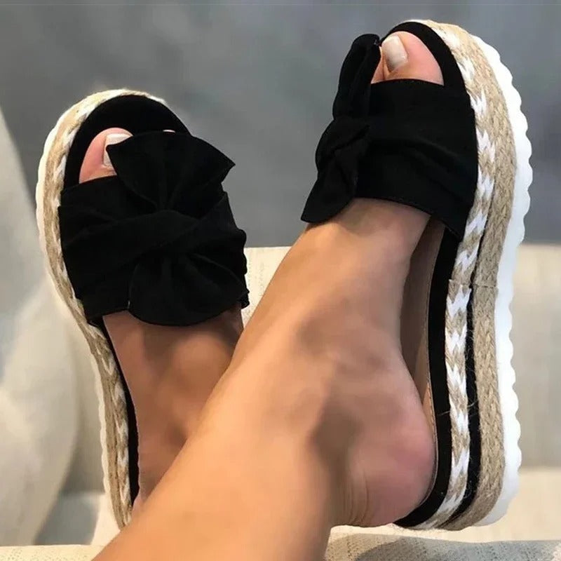 Praktiske slip-on damesandaler med kilehæl; fargerike og komfortable platåsandaler.