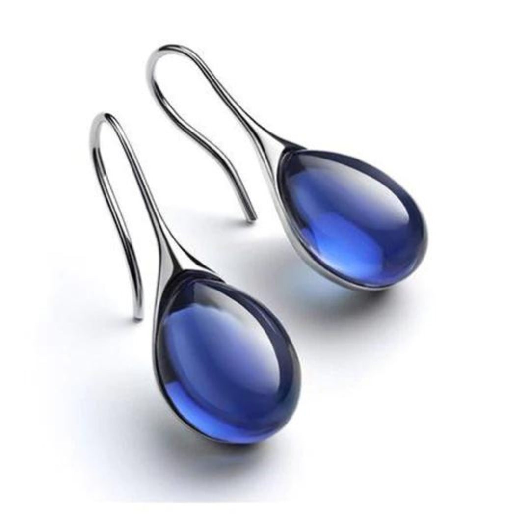 Fargerike krystalløreringer til dame, ideelle dangle smykker for fest eller som elegant tilbehør.