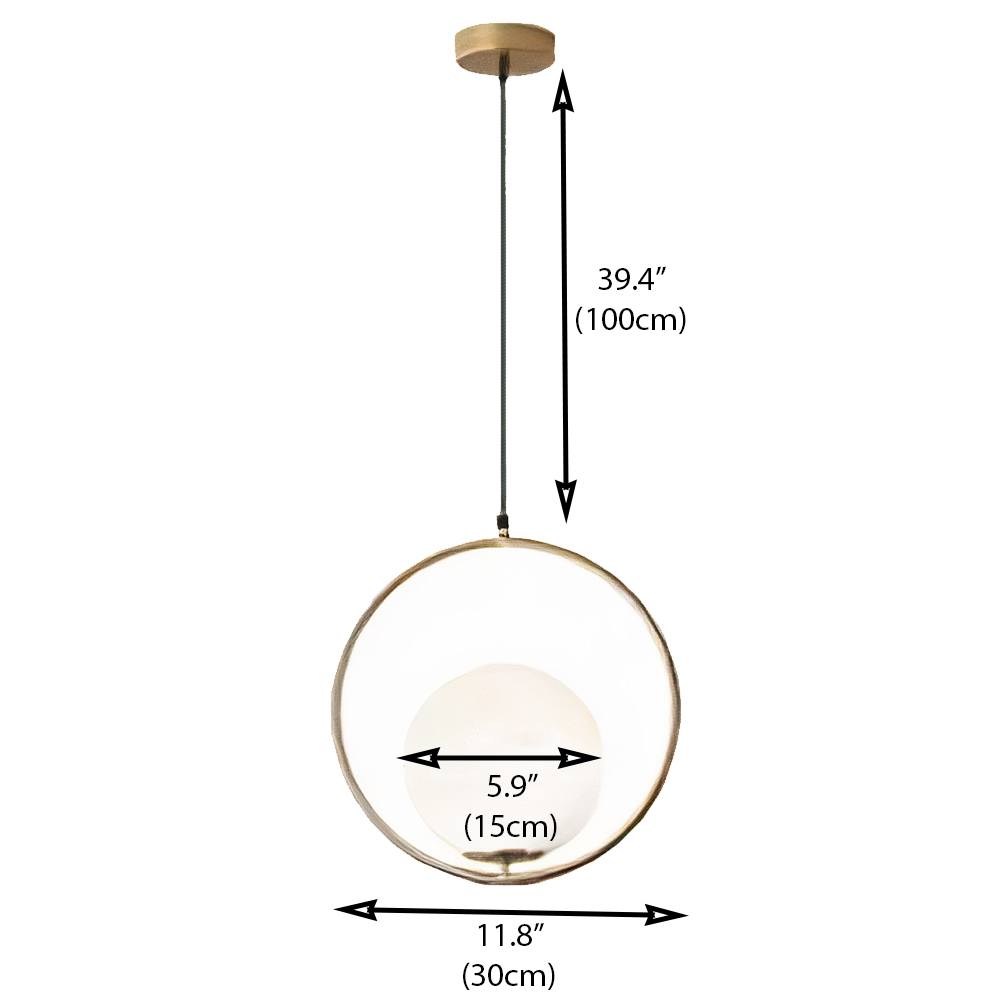 "Elegante drop pendellamper med skulpturelt design og metallfinish, perfekt for moderne stuer, gir luksuriøs glød."