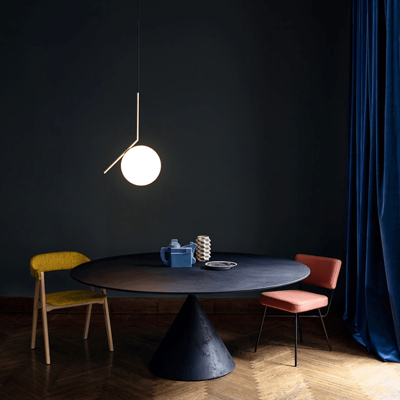 "Elegante drop pendellamper med skulpturelt design og metallfinish, perfekt for moderne stuer, gir luksuriøs glød."