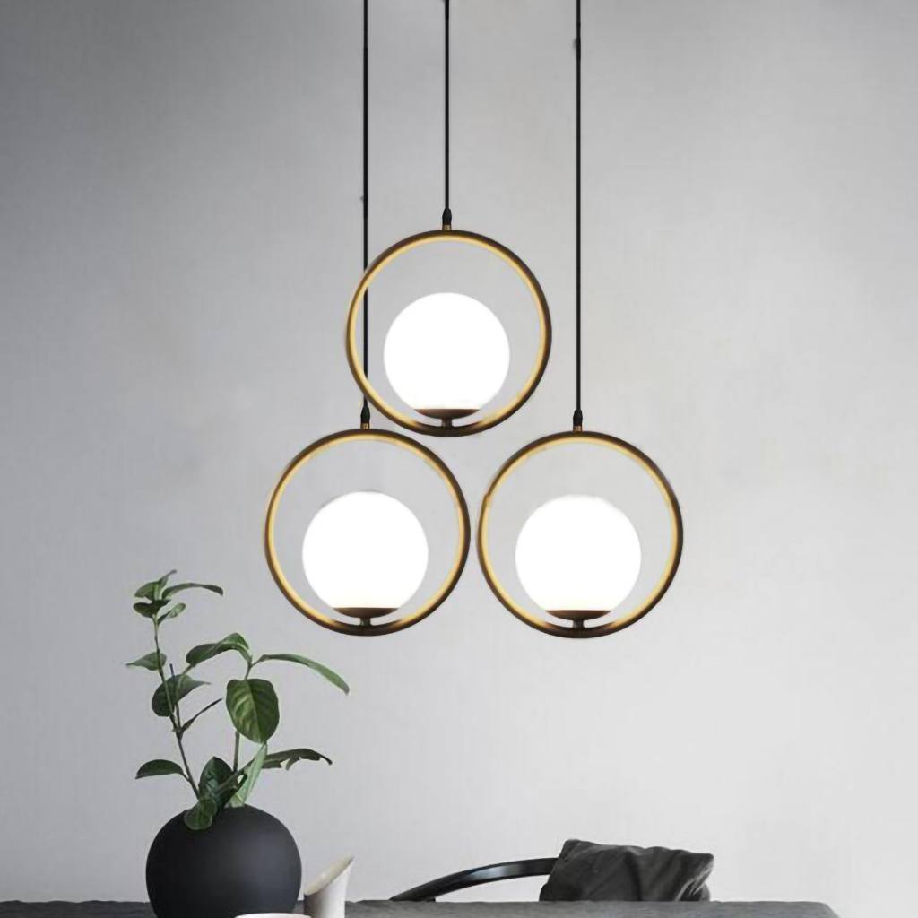 "Elegante drop pendellamper med skulpturelt design og metallfinish, perfekt for moderne stuer, gir luksuriøs glød."