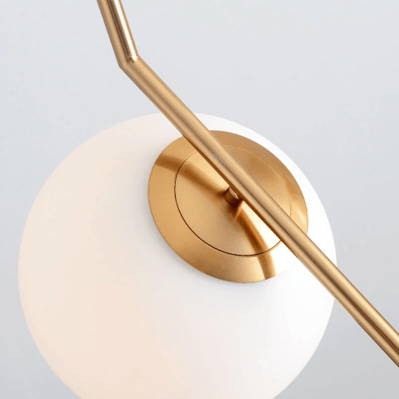 "Elegante drop pendellamper med skulpturelt design og metallfinish, perfekt for moderne stuer, gir luksuriøs glød."