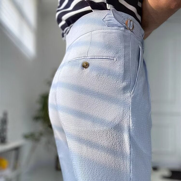 Klassiske herrebukser med høy midje, straight-leg og plissert front for en tidløs look. Komfortabel passform.