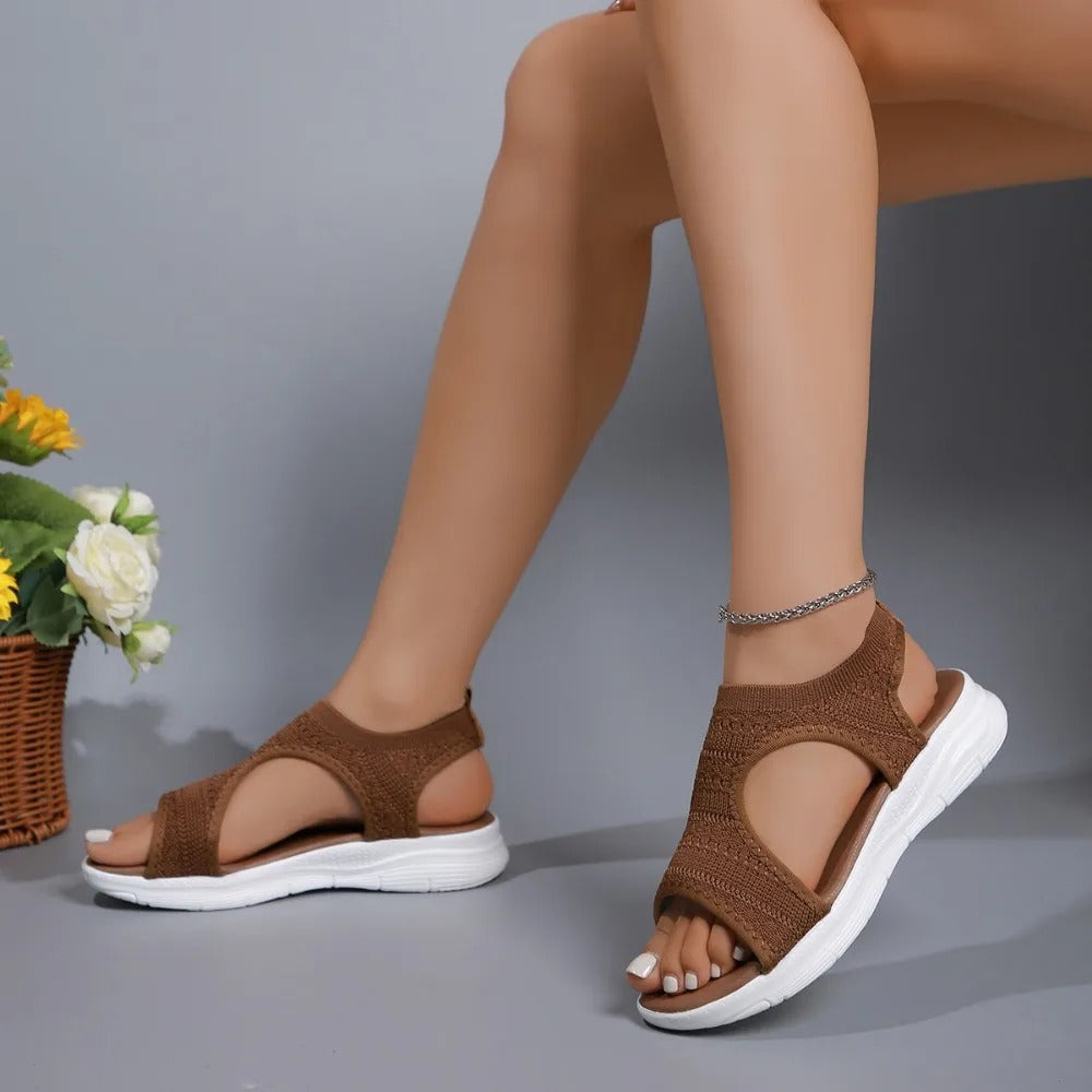 Kvinner med elegante kilesandaler, viser moderne sommersko med kilehæl for en chic look.