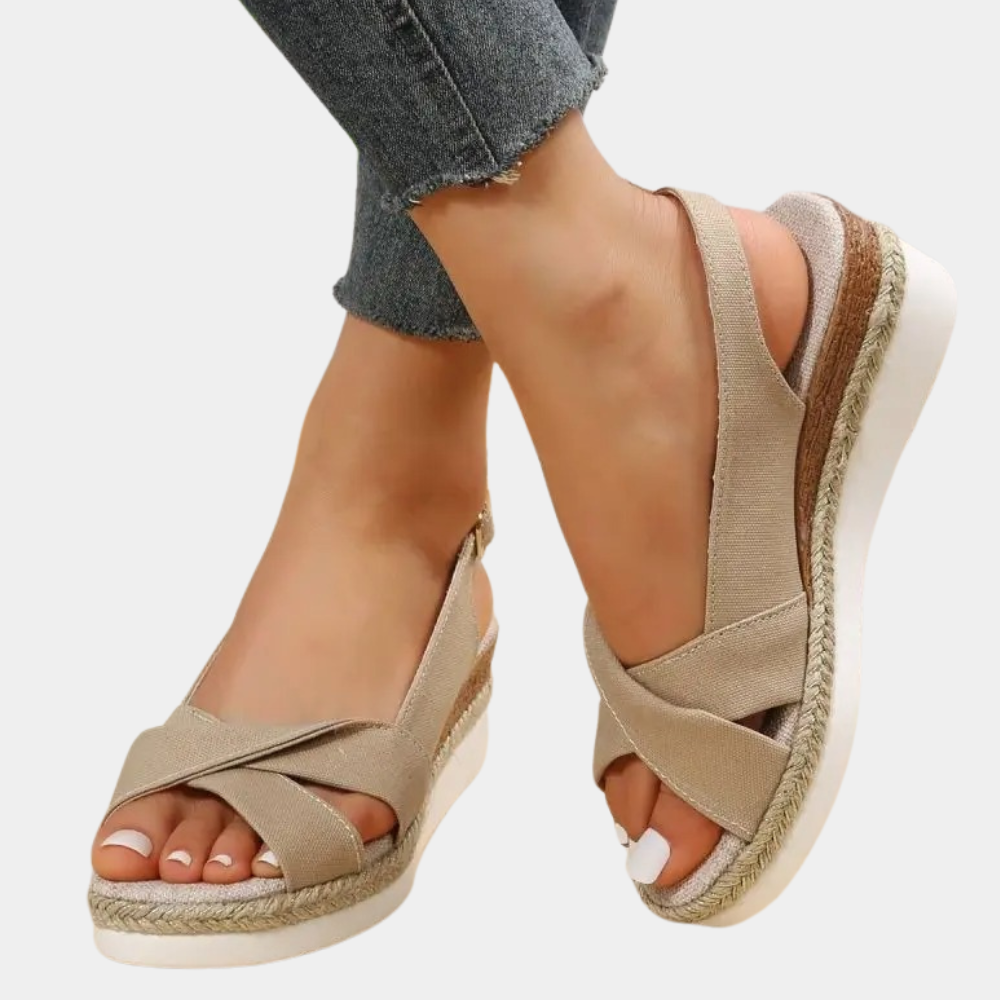 "Elegante kvinne sandaelskiler i flere farger med lav kilehæl, gir optimal støtte og komfort for sommersesongen."