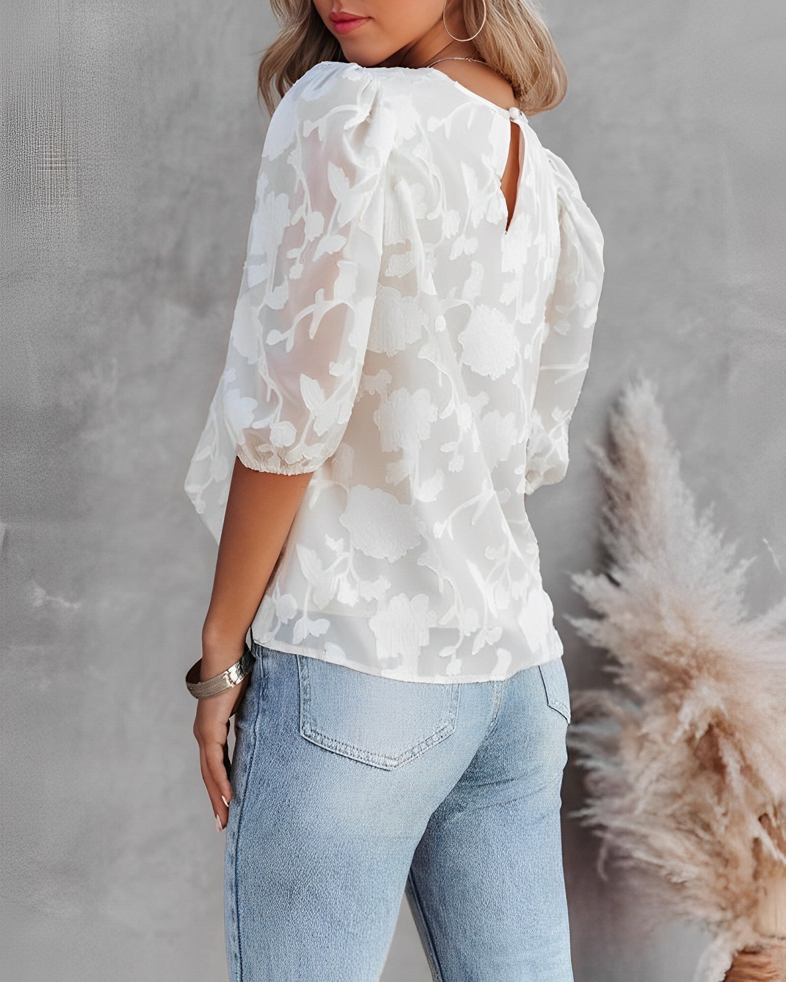 "Elegante kvinner chiffongskjorte med puffede ermer, feminin stil og moderne design, lett stoff i delikat utseende."