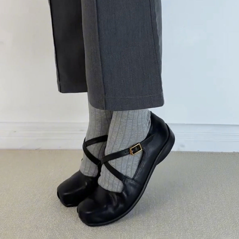 "Elegante Mary Jane ballerinaer med krysserem, mykt fôr og polstret såle, sett fra siden for optimal eleganse og komfort."