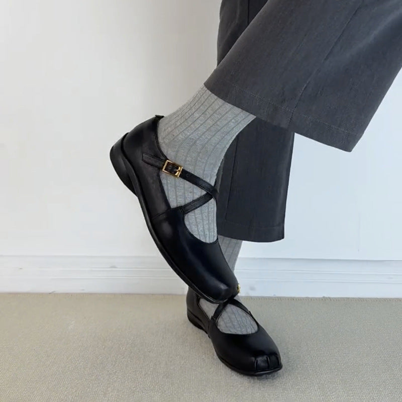 "Elegante Mary Jane ballerinaer med krysserem, mykt fôr og polstret såle, sett fra siden for optimal eleganse og komfort."