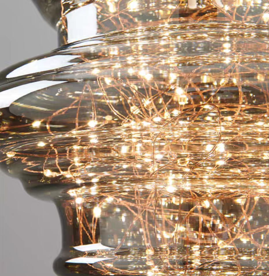 "Elegante moderne pendellampe i grått glass med stjernehimmel-effekt, justerbar høyde, perfekt for alle rom."