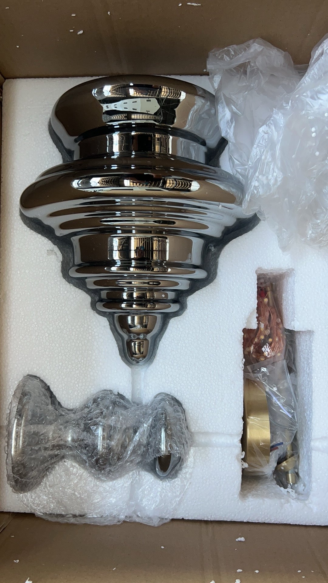 "Elegante moderne pendellampe i grått glass med stjernehimmel-effekt, justerbar høyde, perfekt for alle rom."