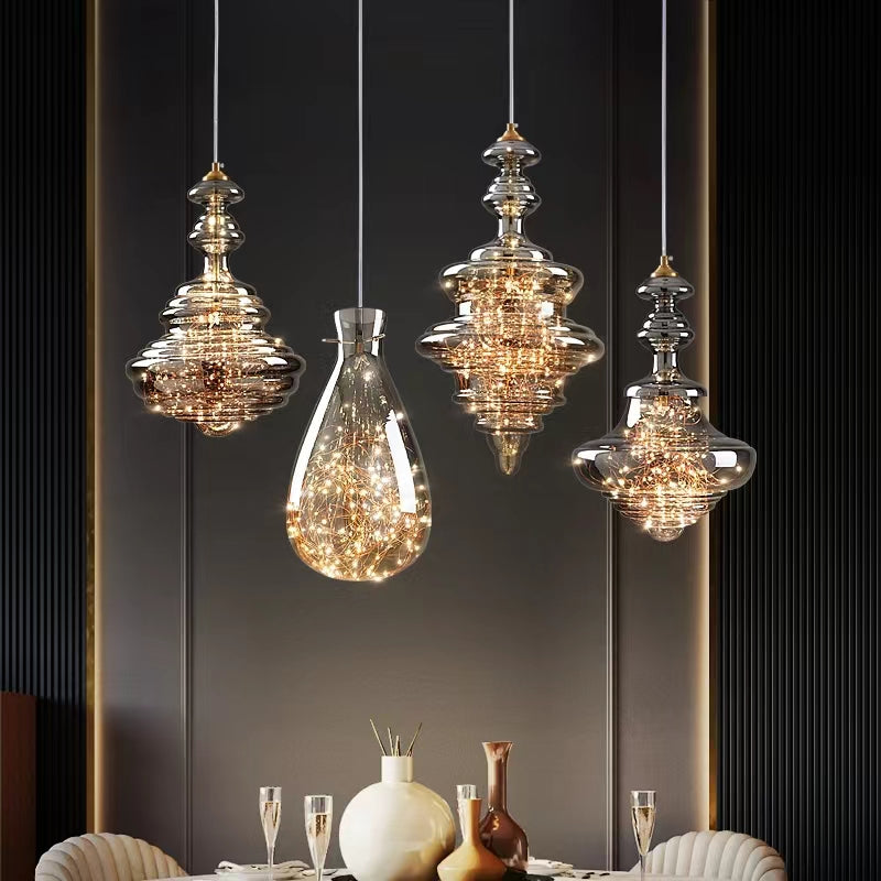 "Elegante moderne pendellampe i grått glass med stjernehimmel-effekt, justerbar høyde, perfekt for alle rom."
