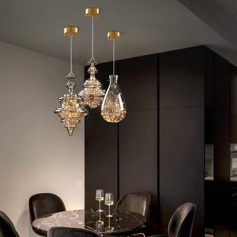 "Elegante moderne pendellampe i grått glass med stjernehimmel-effekt, justerbar høyde, perfekt for alle rom."