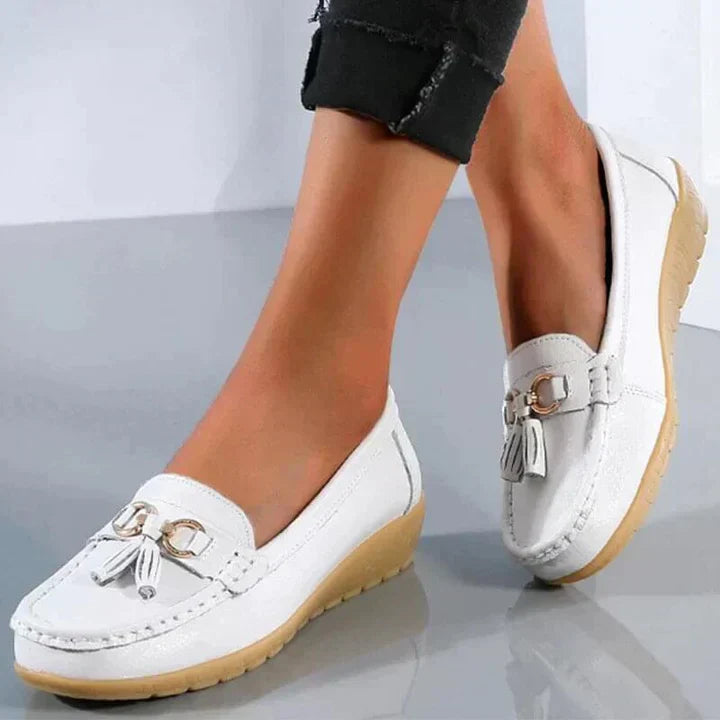 "Elegante ortopediske skinnloafers for kvinner, i brun, med polstret såle for maksimal komfort og stil."