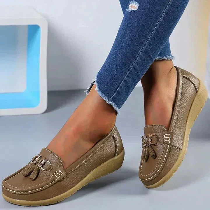 "Elegante ortopediske skinnloafers for kvinner, i brun, med polstret såle for maksimal komfort og stil."