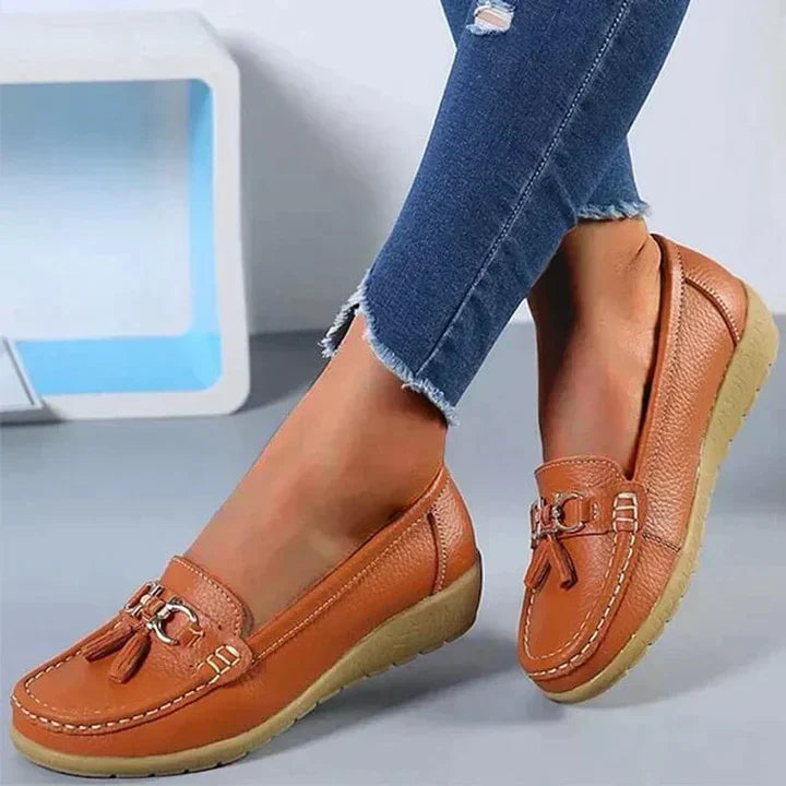 "Elegante ortopediske skinnloafers for kvinner, i brun, med polstret såle for maksimal komfort og stil."