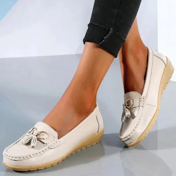 "Elegante ortopediske skinnloafers for kvinner, i brun, med polstret såle for maksimal komfort og stil."