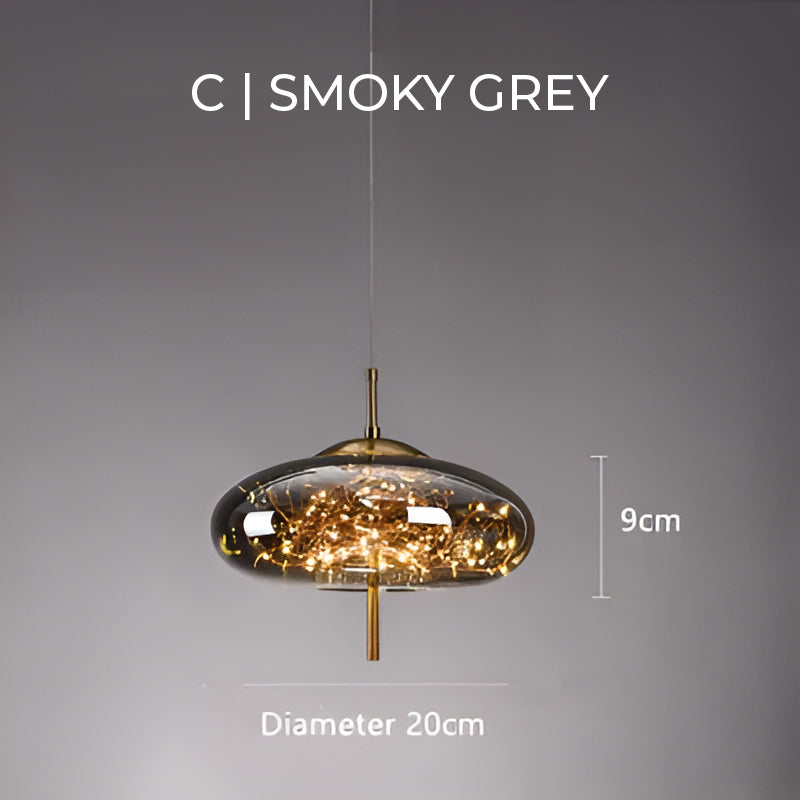 "Elegante pendellampe i mørkebrunt glass med små LED-lys, justerbar ledningslengde; moderne eleganse og klassisk design."