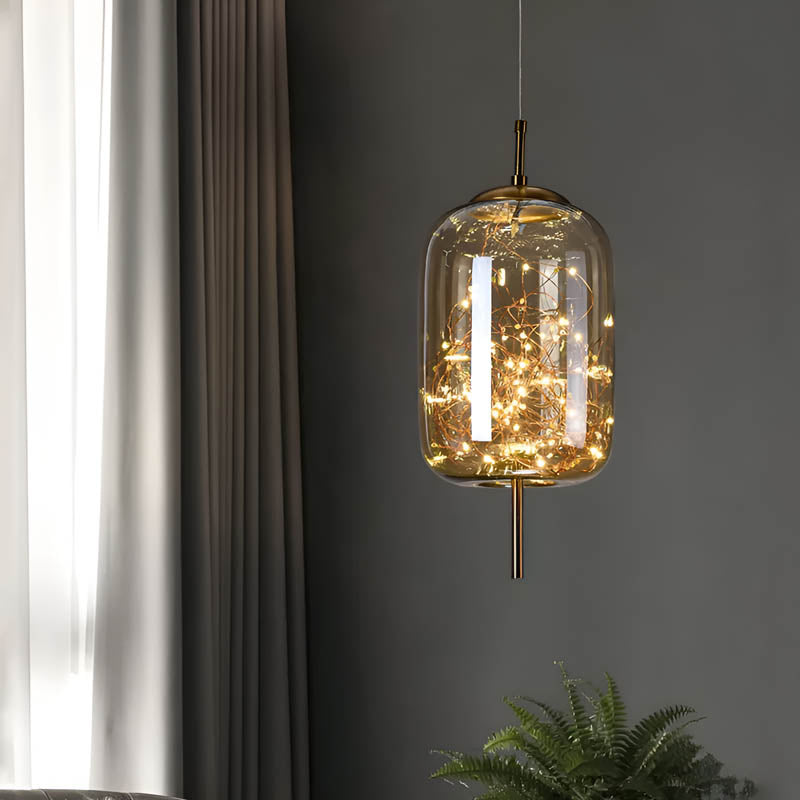 "Elegante pendellampe i mørkebrunt glass med små LED-lys, justerbar ledningslengde; moderne eleganse og klassisk design."
