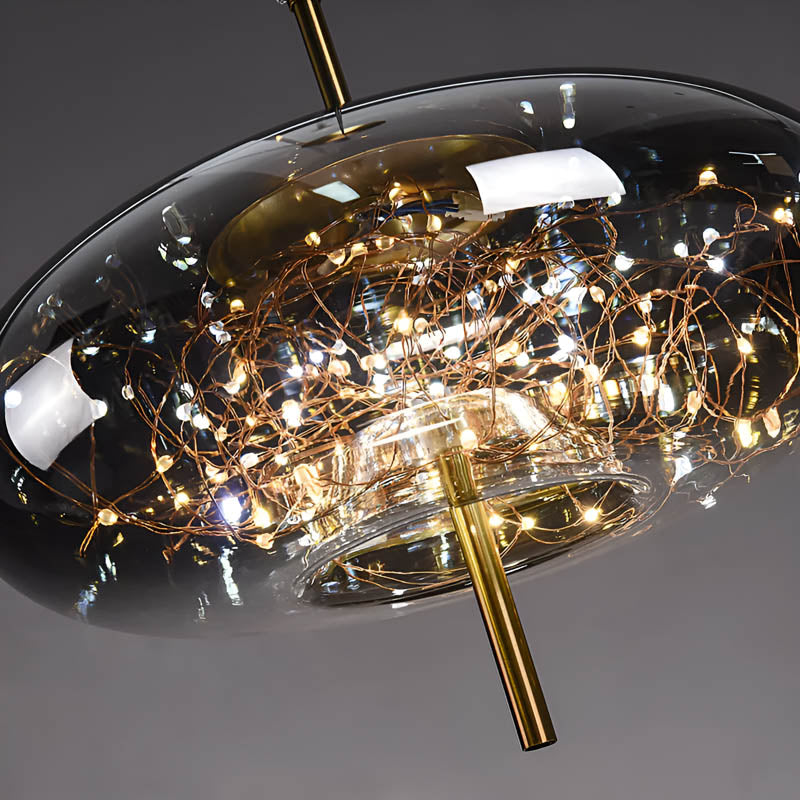 "Elegante pendellampe i mørkebrunt glass med små LED-lys, justerbar ledningslengde; moderne eleganse og klassisk design."