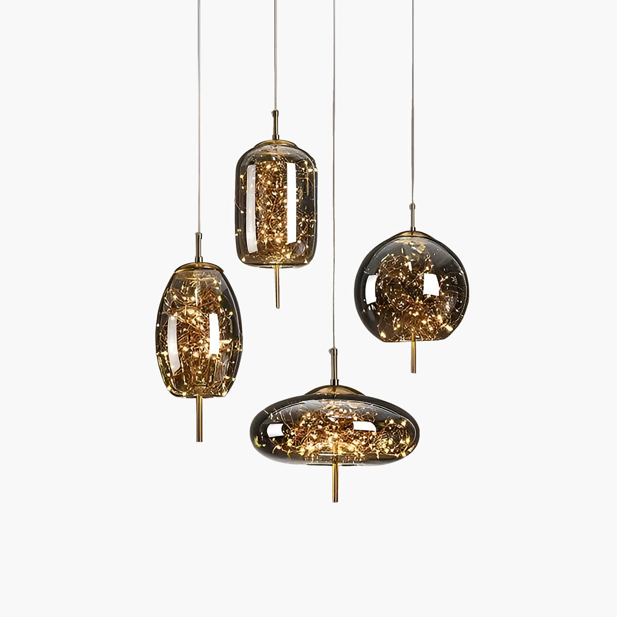 "Elegante pendellampe i mørkebrunt glass med små LED-lys, justerbar ledningslengde; moderne eleganse og klassisk design."