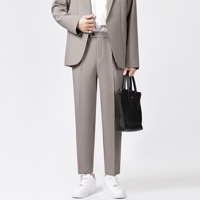 Trendy slim fit ankelbukser for herre. Moderne, elegant design for en sofistikert look. Allsidig bukse.