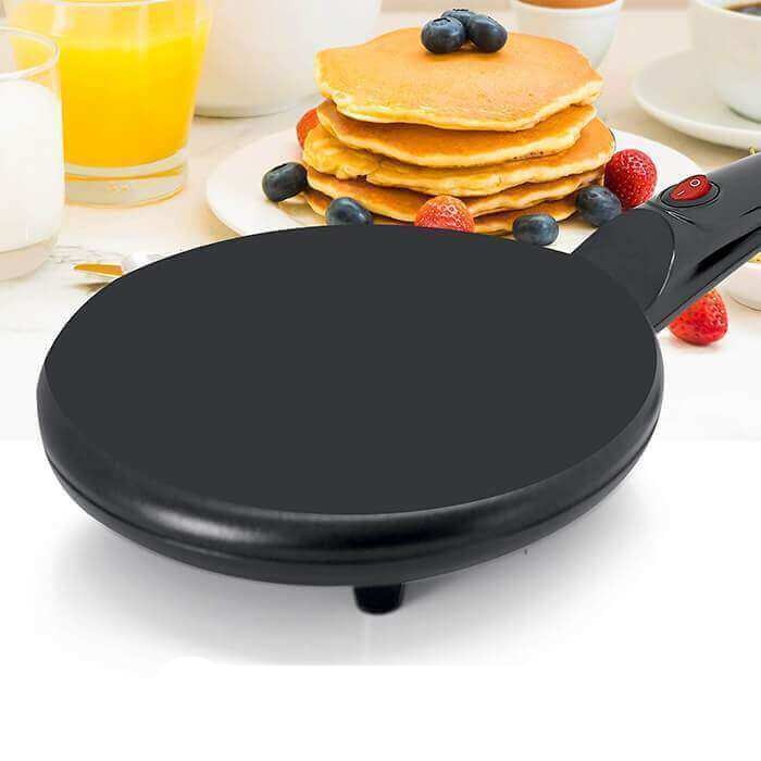 Elegant designet elektrisk crêpe maker i et moderne kjøkken, perfekt for hjemmebruk.