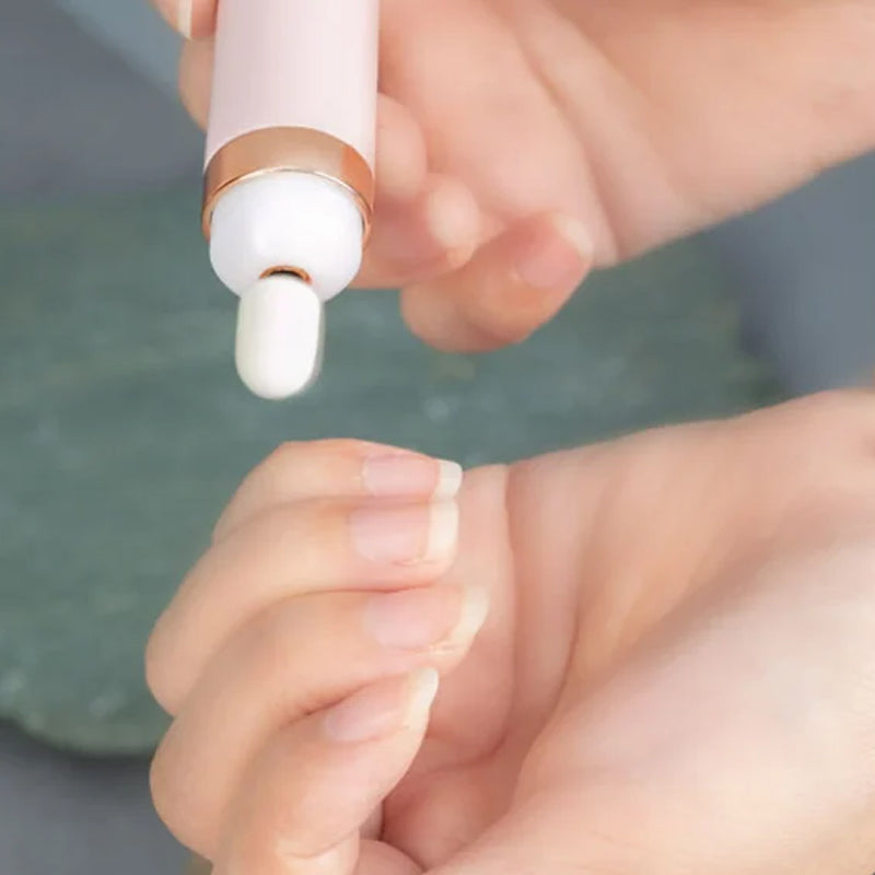 "Elektrisk manikyrsett med ergonomisk, slankt design. Inkluderer 5 utskiftbare hoder for enkel neglepleie."
