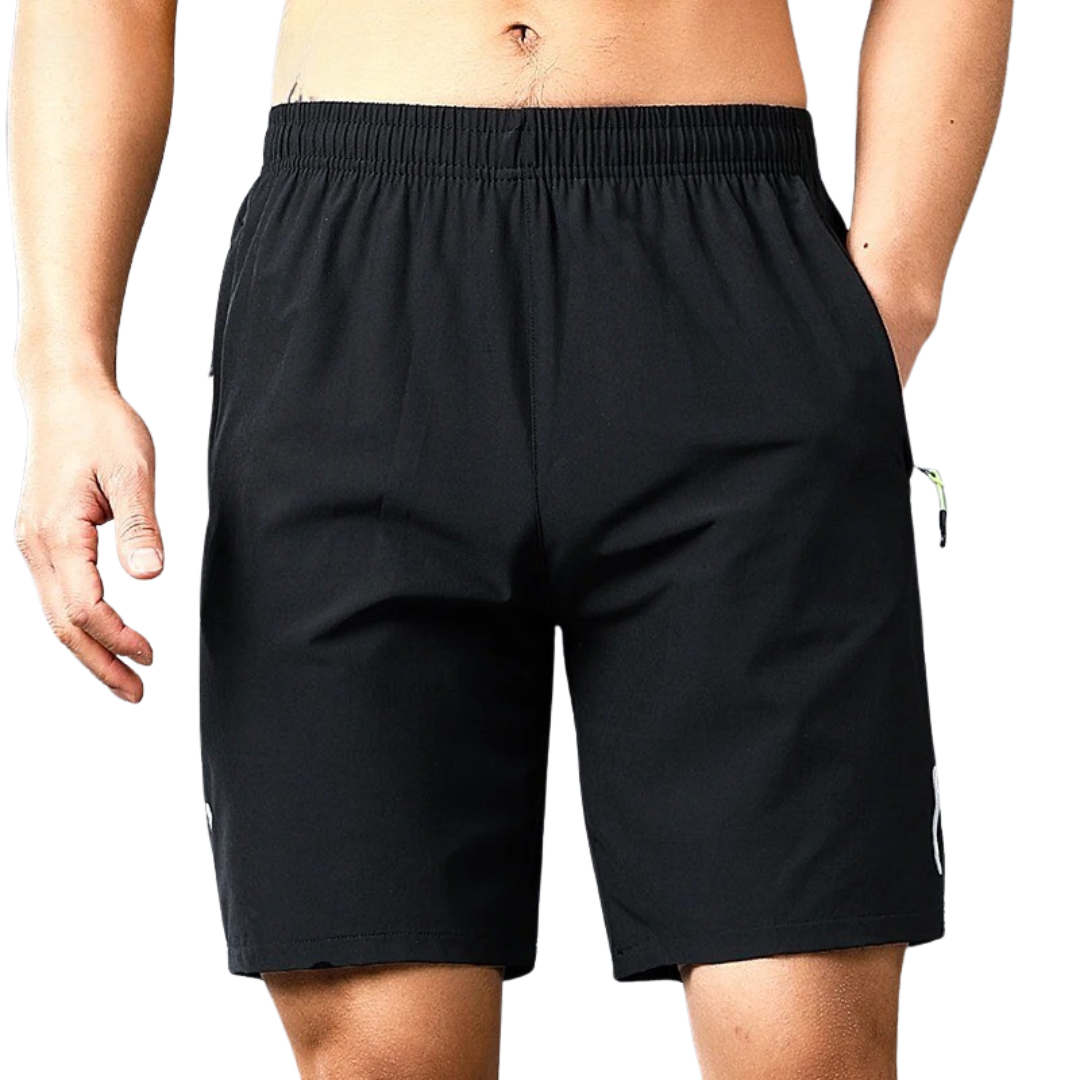 En mann iført hurtigtørkende treningsshorts for menn, perfekt for løping og aktivitet med optimal komfort.