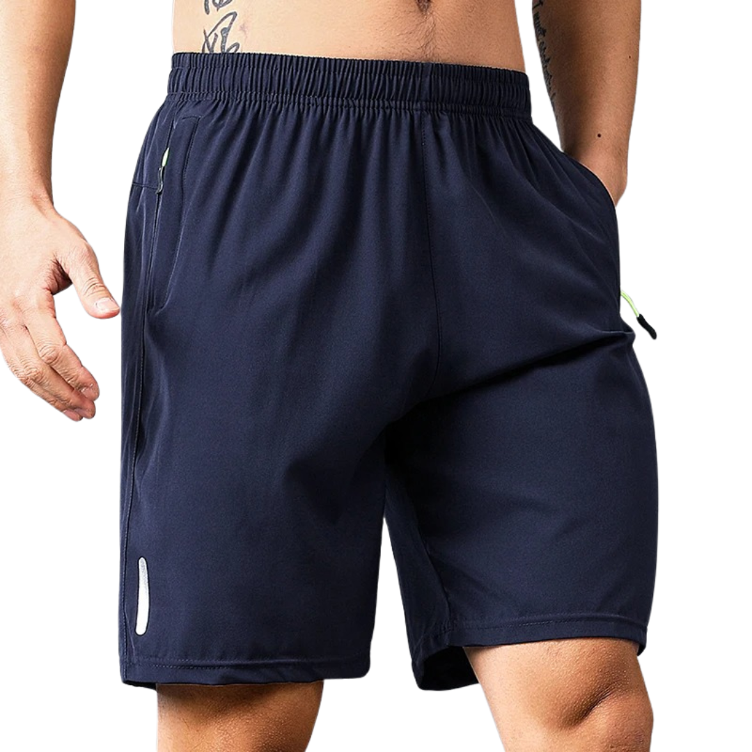 Blå hurtigtørkende treningsshorts for menn, med praktiske lommer og et moderne, sporty design.