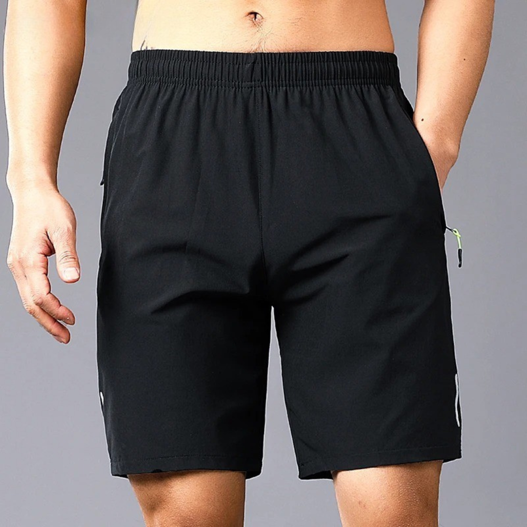 Detaljbilde av stoffet på hurtigtørkende treningsshorts; viser pusteevne og lettvektsmateriale.