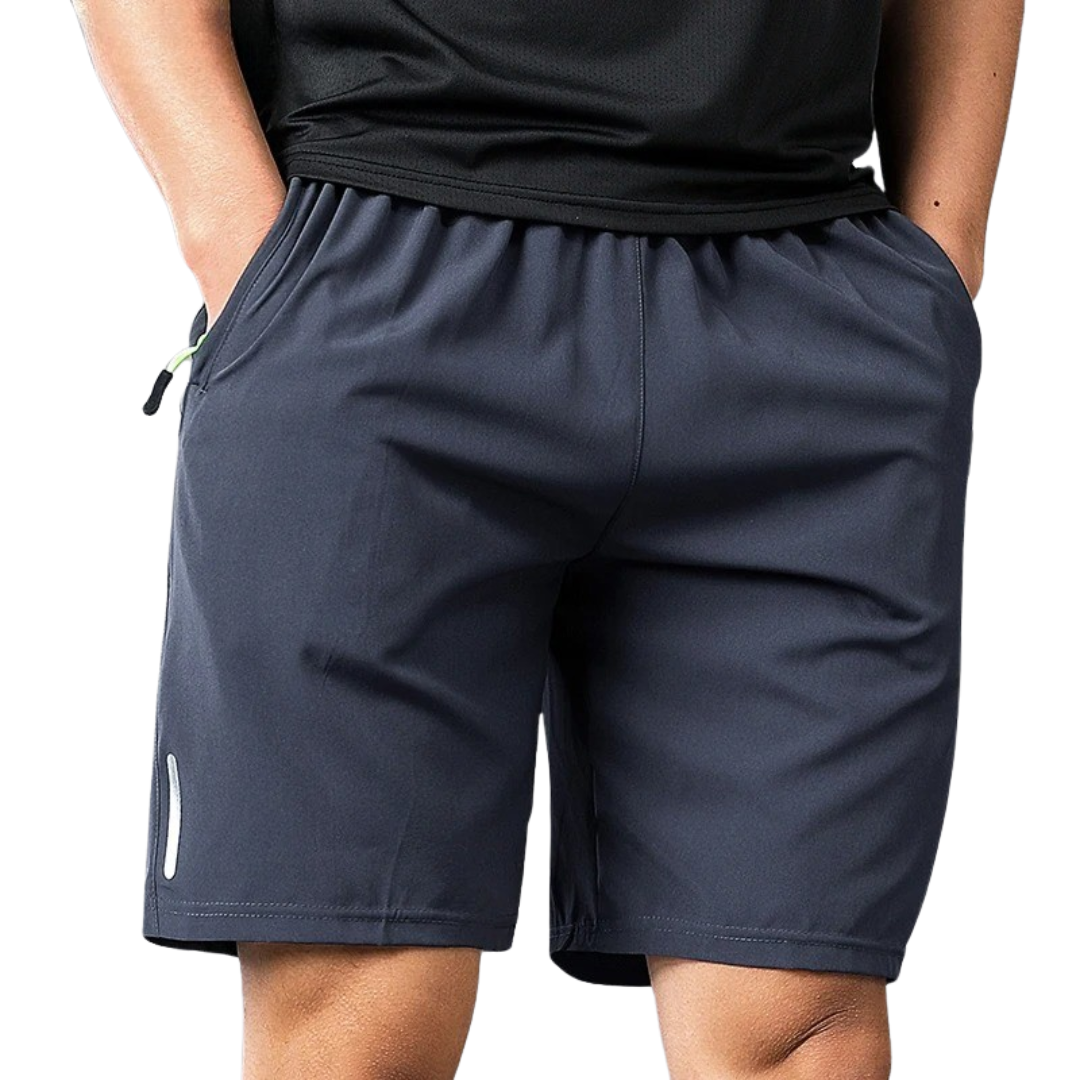Nærbilde av linningen på en komfortabel treningsshorts for menn, med justerbar snøring og passform.