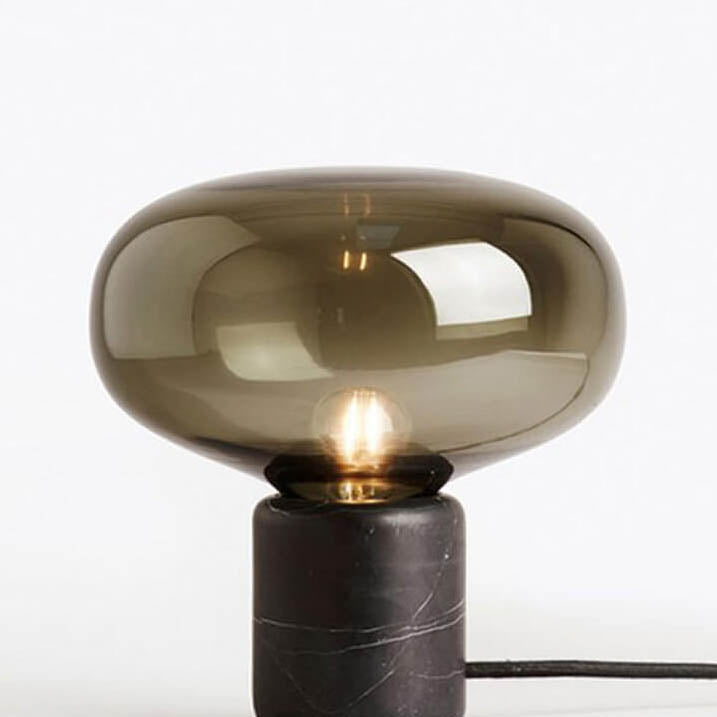 "Energisparende trådløs bordlampe med moderne design i stue, varme nyanser for koselig atmosfære."