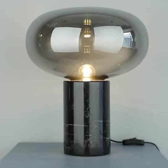 "Energisparende trådløs bordlampe med moderne design i stue, varme nyanser for koselig atmosfære."