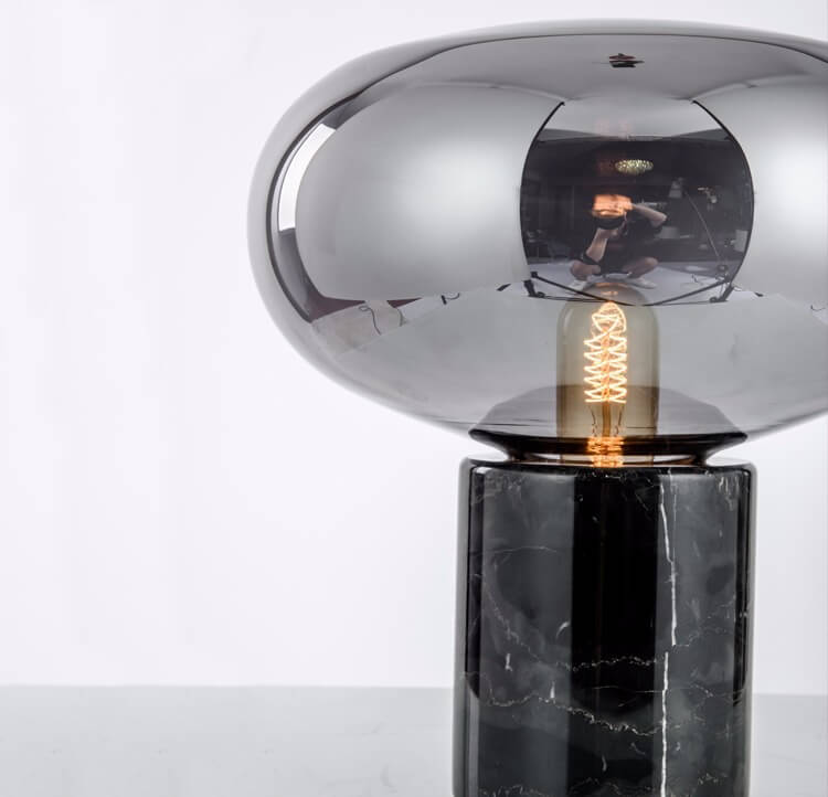 "Energisparende trådløs bordlampe med moderne design i stue, varme nyanser for koselig atmosfære."