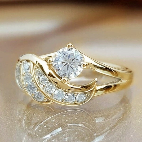 Håpsring for kvinner: englevingedesign i sølv med innfelt cubic zirconia, elegant og beskyttende.