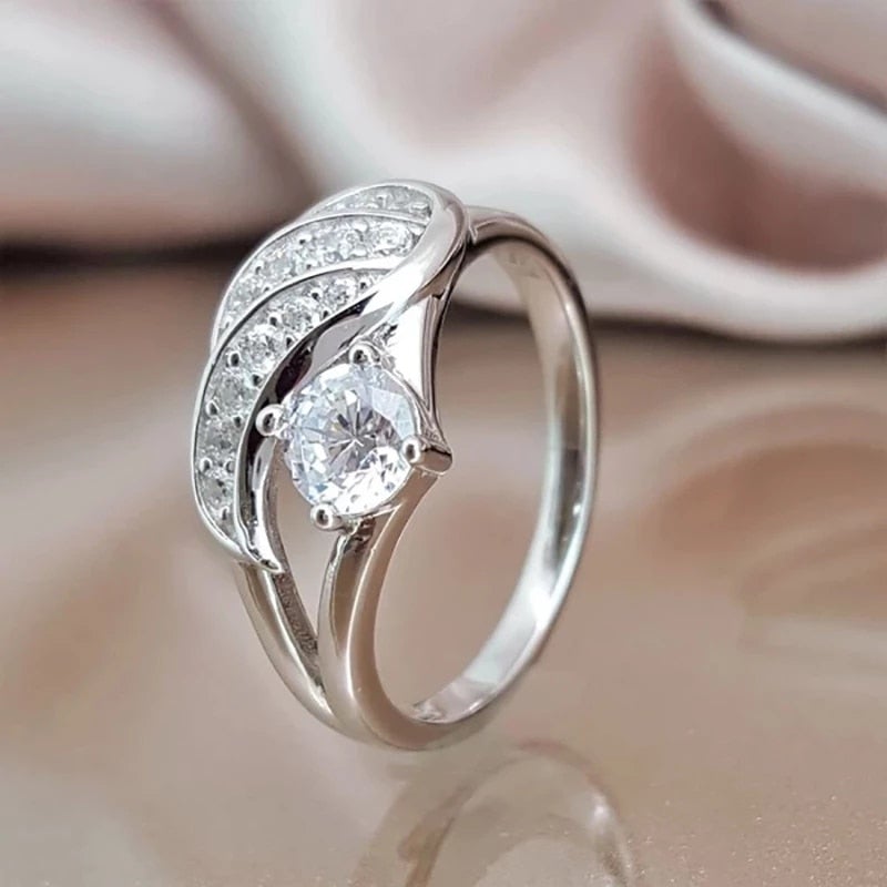 Detaljert englevinge ring i sterling sølv, prydet med funklende cubic zirconia steiner. Damesmykke.