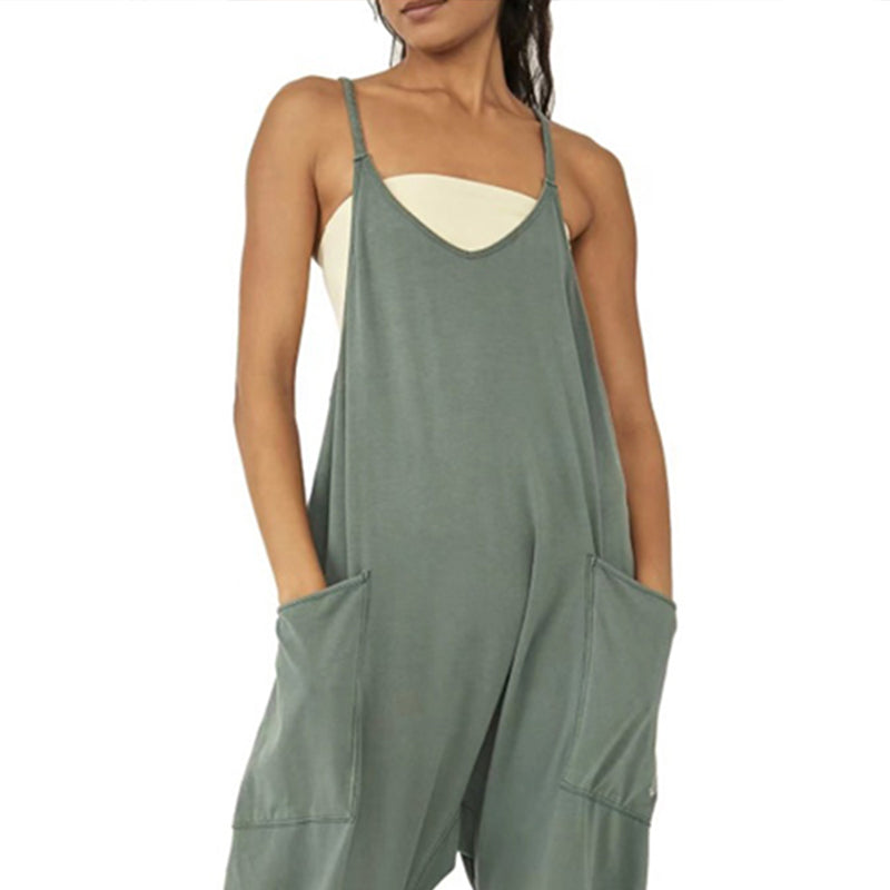 "Enkel jumpsuit med V-hals i ensfarget design, avslappet passform, racerback-stil, og lommer for praktisk bruk."
