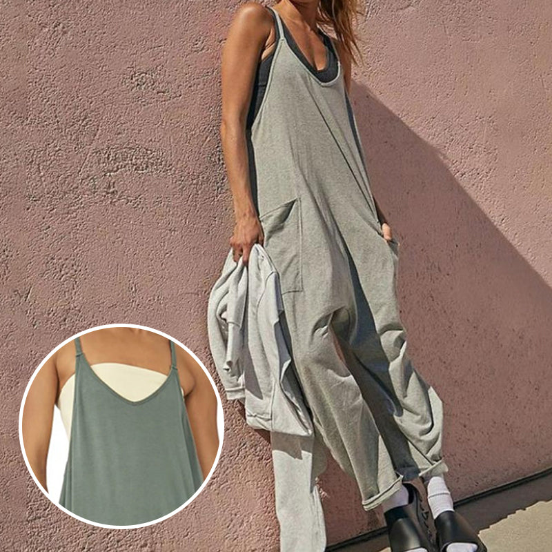 "Enkel jumpsuit med V-hals i ensfarget design, avslappet passform, racerback-stil, og lommer for praktisk bruk."