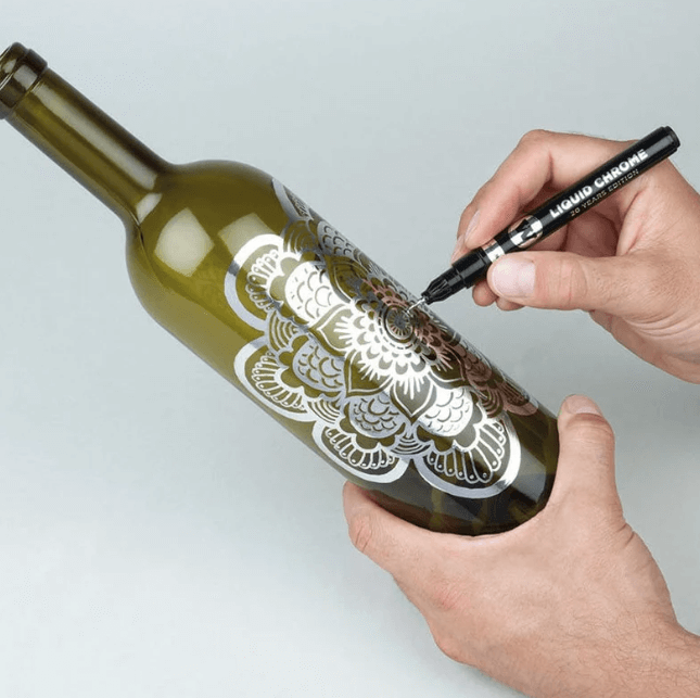 Speilmarkør for DIY-entusiaster. Enkel å bruke for glinsende, permanente kunstverk.