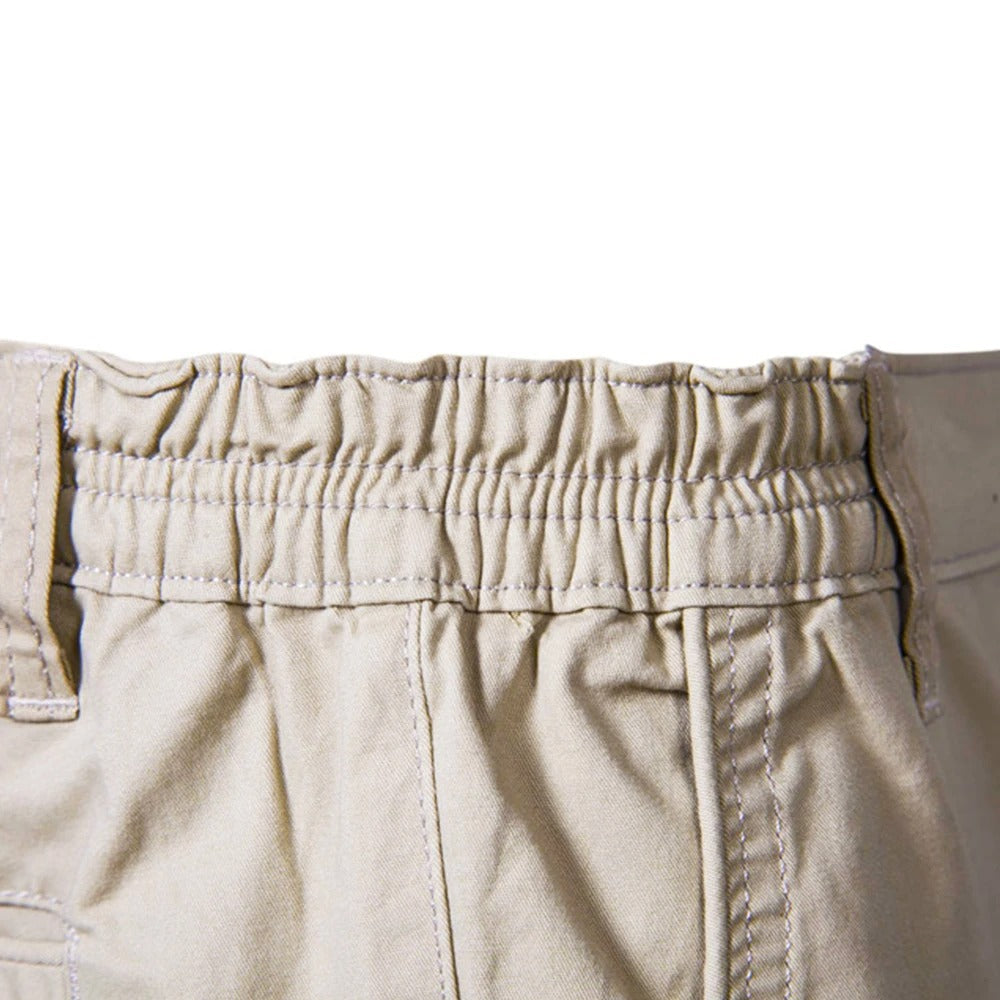 Herreshorts for menn, ensfarget og pustende. Komfortabel for hverdag, fritid og varme sommerdager.