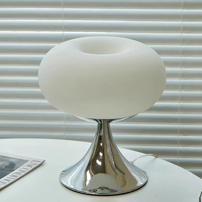 "Epleformet vintage bordlampe i hvitt og grønt glass, elegant design, perfekt for klassiske og moderne rom."